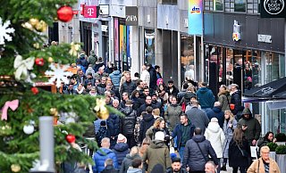Rappelvolle Innenstadt beim Sonntagsshopping am Dritten Advent. Der Vierte Advent fällt auf Heiligabend - 2023 hat eine kurze Vorweihnachtszeit. - Barbara Franke Rappelvolle Innenstadt beim Sonntagsshopping am Dritten Advent. Der Vierte Advent fällt auf Heiligabend - 2023 hat eine kurze Vorweihnachtszeit. - Barbara Franke