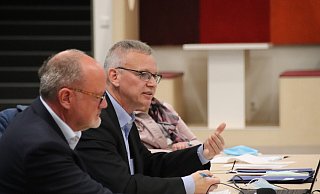 Neben dem Lamentieren über die allgemein schwierige Lage für Kommunen steht Nieheims Bürgermeister Johannes Schlütz (vorn, Archivbild) im Mittelpunkt der Kritik der Parteien, während sie Kämmerer Dietmar Becker in Schutz nehmen. - David Schellenberg Neben dem Lamentieren über die allgemein schwierige Lage für Kommunen steht Nieheims Bürgermeister Johannes Schlütz (vorn, Archivbild) im Mittelpunkt der Kritik der Parteien, während sie Kämmerer Dietmar Becker in Schutz nehmen. - David Schellenberg