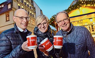 Drei Löwenherzen stoßen mit den neuen Weihnachtsmarkt-Bechern schon einmal an auf eine besinnliche wie spendenfreudige Adventszeit (v.l.n.r.): Claudius Kruse (Sparrenberg), Steffanie Kleinert (Phoenix) und Martin Strampfer (Ravensberg). - Barbara Franke Drei Löwenherzen stoßen mit den neuen Weihnachtsmarkt-Bechern schon einmal an auf eine besinnliche wie spendenfreudige Adventszeit (v.l.n.r.): Claudius Kruse (Sparrenberg), Steffanie Kleinert (Phoenix) und Martin Strampfer (Ravensberg). - Barbara Franke
