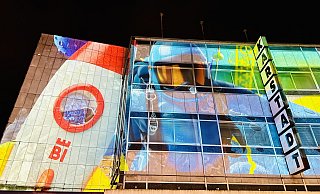 Finde den Leineweber: Allabendlich leuchtet die Projektion auf der Fassade des ehemaligen Karstadt-Kaufhauses. - Stefan Becker Finde den Leineweber: Allabendlich leuchtet die Projektion auf der Fassade des ehemaligen Karstadt-Kaufhauses. - Stefan Becker
