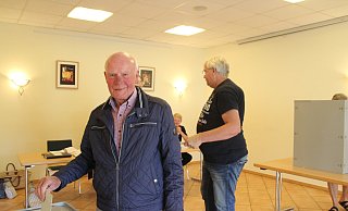 Wilhelm Büscher gehörte in Stockhausen zu den Wählern, die während der ruhigen Mittagszeit ihre Stimme abgaben. - Klaus Frensing Wilhelm Büscher gehörte in Stockhausen zu den Wählern, die während der ruhigen Mittagszeit ihre Stimme abgaben. - Klaus Frensing