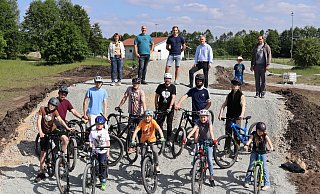 Probefahrt auf der fertigen Biker-Anlage: Heike Vahle vom Bauamt, HoT-Leiter Harry Lause, Unternehmer Leon Dierks, Bürgermeister Michael Berens, Jeff Schugk mit seinem Vater, Profi-Mountainbiker Kai Schugk (hinten v.l.) sowie eine Gruppe Hövelhofer Mountainbiker haben den Parcours gemeinsam getestet. - Gemeinde Hövelhof Probefahrt auf der fertigen Biker-Anlage: Heike Vahle vom Bauamt, HoT-Leiter Harry Lause, Unternehmer Leon Dierks, Bürgermeister Michael Berens, Jeff Schugk mit seinem Vater, Profi-Mountainbiker Kai Schugk (hinten v.l.) sowie eine Gruppe Hövelhofer Mountainbiker haben den Parcours gemeinsam getestet. - Gemeinde Hövelhof