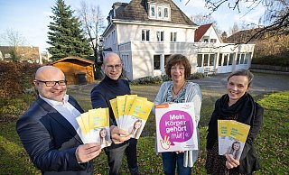 Aktiv für den Kinderschutz: Christoph Kaleschke von der Stiftung der Sparkasse Bielefeld, Sozialdezernent Ingo Nürnberger, Barbara Brune (Ärztliche Beratungsstelle) und Anne Warmuth (Kommissariat für Kriminalprävention und Opferschutz, v. links). - Oliver Krato Aktiv für den Kinderschutz: Christoph Kaleschke von der Stiftung der Sparkasse Bielefeld, Sozialdezernent Ingo Nürnberger, Barbara Brune (Ärztliche Beratungsstelle) und Anne Warmuth (Kommissariat für Kriminalprävention und Opferschutz, v. links). - Oliver Krato