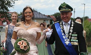 König Rolf Neidereck (r.) mit seiner Königin Nicole Solbach beim Festumzug. - Johannes Büttner König Rolf Neidereck (r.) mit seiner Königin Nicole Solbach beim Festumzug. - Johannes Büttner
