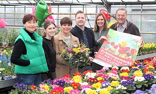 Appetit auf Frühling macht der Arbeitskreis der Demag (v. l.) Birgit Lindemann, Luisa Hamschmidt (Raiffeisen Gartencenter), Theresa Beiwinkel, Raphael Strunz (Food-Meile), Birgit Kerkstroer und Norbert Zimmermann. - DEMAG Appetit auf Frühling macht der Arbeitskreis der Demag (v. l.) Birgit Lindemann, Luisa Hamschmidt (Raiffeisen Gartencenter), Theresa Beiwinkel, Raphael Strunz (Food-Meile), Birgit Kerkstroer und Norbert Zimmermann. - DEMAG