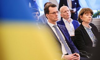 Hendrik Wüst (CDU), Ministerpräsident von Nordrhein-Westfalen und Henriette Reger (r, parteilos) Oberbürgermeisterin von Köln, verfolgen die Rede des ukrainischen Erzpriesters Volodymyr Chayka. - Oliver Berg Hendrik Wüst (CDU), Ministerpräsident von Nordrhein-Westfalen und Henriette Reger (r, parteilos) Oberbürgermeisterin von Köln, verfolgen die Rede des ukrainischen Erzpriesters Volodymyr Chayka. - Oliver Berg