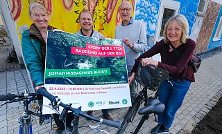 Werben für die Fahrraddemo am Samstag: (von links) Barbara Burghardt, Jürgen Birtsch, Bernd Küffner und Bernadette Bueren. - Andreas Zobe Werben für die Fahrraddemo am Samstag: (von links) Barbara Burghardt, Jürgen Birtsch, Bernd Küffner und Bernadette Bueren. - Andreas Zobe