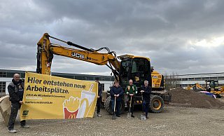 Beim Spatenstich zu sehen sind Ludger Ernst (Stadt), Franchise-Nehmer Arndt Heiderich und Christian Haase. - Privat Beim Spatenstich zu sehen sind Ludger Ernst (Stadt), Franchise-Nehmer Arndt Heiderich und Christian Haase. - Privat