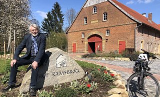 Im Haupthaus des Landschaftspflegehofs Ramsbrock hatte sich Eberhard Grabe in der Coronazeit ein kleines Bezirksamtsleiterbüro eingerichtet. Das musste er nun räumen. Doch dem Förderverein des Hofes bleibt er als aktives Mitglied erhalten. Und auch bei der Kultur mischt er weiter mit. - Silke Kröger Im Haupthaus des Landschaftspflegehofs Ramsbrock hatte sich Eberhard Grabe in der Coronazeit ein kleines Bezirksamtsleiterbüro eingerichtet. Das musste er nun räumen. Doch dem Förderverein des Hofes bleibt er als aktives Mitglied erhalten. Und auch bei der Kultur mischt er weiter mit. - Silke Kröger