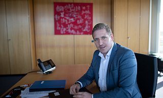 Markus Ramers (SPD), Landrat des Kreises Euskirchen, sitzt in seinem Büro im Kreishaus. - Federico Gambarini/dpa Markus Ramers (SPD), Landrat des Kreises Euskirchen, sitzt in seinem Büro im Kreishaus. - Federico Gambarini/dpa