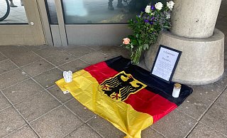 An der Stadtwache im Bielefelder Rathaus wurde eine kleine Gedenkstätte für den ermordeten Polizisten Rouven L. eingerichtet. - Michael Schläger An der Stadtwache im Bielefelder Rathaus wurde eine kleine Gedenkstätte für den ermordeten Polizisten Rouven L. eingerichtet. - Michael Schläger