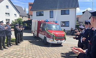 Mit Applaus, Blaulicht und Sirene: Das neue Feuerwehrfahrzeug kommt offiziell an. - Löschgruppe Eversen Mit Applaus, Blaulicht und Sirene: Das neue Feuerwehrfahrzeug kommt offiziell an. - Löschgruppe Eversen