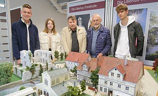 Ein Modell, das Alt-Lippspringe etwa um das Jahr 1925 zeigt, ist das Schmuckstück der Stadtfestausstellung (von links): Nico Grosse, Marie Schröder, Herbert Franz Gruber, Dr. Klaus Hölscher und Niclas Püster. - Klaus Karenfeld Ein Modell, das Alt-Lippspringe etwa um das Jahr 1925 zeigt, ist das Schmuckstück der Stadtfestausstellung (von links): Nico Grosse, Marie Schröder, Herbert Franz Gruber, Dr. Klaus Hölscher und Niclas Püster. - Klaus Karenfeld