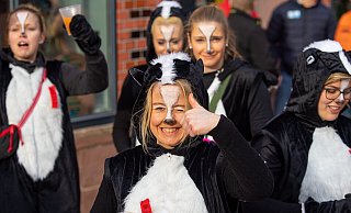 Daumen hoch für den Brakeler Umzug meint „Stinktier“ Katharina Wetzel. - Brakel Radau Daumen hoch für den Brakeler Umzug meint „Stinktier“ Katharina Wetzel. - Brakel Radau