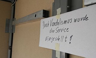 Der Automatenbetreiber hat genug und das Angebot am Ottberger Bahnhof nach Vandalismus eingestellt. - Burkhard Battran Der Automatenbetreiber hat genug und das Angebot am Ottberger Bahnhof nach Vandalismus eingestellt. - Burkhard Battran