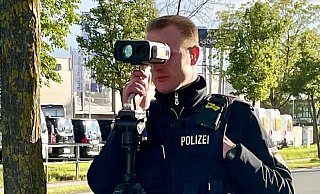 Polizeikommissar Marty Versteffen erkennt in Salzkotten schon von Weitem, ob zu schnell gefahren wird oder das Mobiltelefon benutzt wird. - Carola Drabon Polizeikommissar Marty Versteffen erkennt in Salzkotten schon von Weitem, ob zu schnell gefahren wird oder das Mobiltelefon benutzt wird. - Carola Drabon