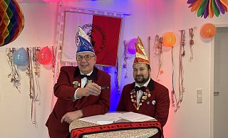 (v.l.) Sitzungspräsident Wolfgang Janzen und der erste Vorsitzende Mario Schulte bei den Dreharbeiten mit dem ersten USB-Stick. - Pickel Jau (v.l.) Sitzungspräsident Wolfgang Janzen und der erste Vorsitzende Mario Schulte bei den Dreharbeiten mit dem ersten USB-Stick. - Pickel Jau