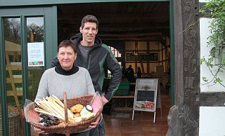 Die Spargelzeit hat begonnen: Simone Flörkemeier und Constatin von Laer zeigen vor dem Hofladen in Schwarzenmoor einen ganzen Korb mit dem heimischen Gemüse und seinen wichtigsten Zutaten. - Jobst Lüdeking Die Spargelzeit hat begonnen: Simone Flörkemeier und Constatin von Laer zeigen vor dem Hofladen in Schwarzenmoor einen ganzen Korb mit dem heimischen Gemüse und seinen wichtigsten Zutaten. - Jobst Lüdeking