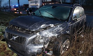 Der Volvo schleuderte auf einen Grünstreifen. - Polizei Minden-Lübbecke Der Volvo schleuderte auf einen Grünstreifen. - Polizei Minden-Lübbecke