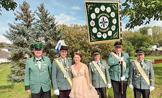 Stolz zeigt sich der neue Diözesankönig und Vize-Bundeskönig Jörg Aufenanger mit Gattin Ina Aufenanger sowie Bezirksbundesmeister Matthias Gockeln (l.) und den Trägern der Diözesanstandarte beim Bundesfest in Mayen mit den neuen Insignien. - Schützen/auwi Stolz zeigt sich der neue Diözesankönig und Vize-Bundeskönig Jörg Aufenanger mit Gattin Ina Aufenanger sowie Bezirksbundesmeister Matthias Gockeln (l.) und den Trägern der Diözesanstandarte beim Bundesfest in Mayen mit den neuen Insignien. - Schützen/auwi
