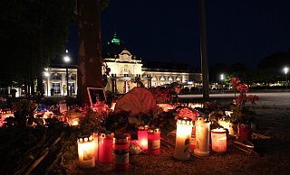 Am Tatort hatten die Menschen wenige Tage nach der Tat Blumen abgelegt und Kerzen angezündet. Inzwischen sind diese Zeichen der Anteilnahme wieder verschwunden - bis auf eine Kerze. - Ulf Hanke Am Tatort hatten die Menschen wenige Tage nach der Tat Blumen abgelegt und Kerzen angezündet. Inzwischen sind diese Zeichen der Anteilnahme wieder verschwunden - bis auf eine Kerze. - Ulf Hanke