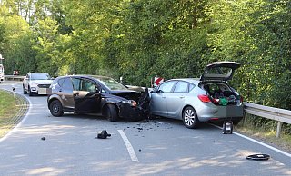 Die Fahrzeuge prallten auf der Landesstraße frontal aufeinander. - Polizei Die Fahrzeuge prallten auf der Landesstraße frontal aufeinander. - Polizei