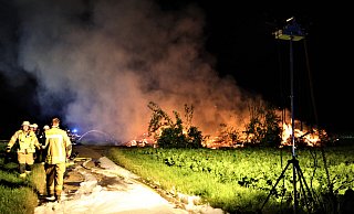 Da war nicht mehr viel zu machen: Die Feuerwehr konnte die hölzerne Scheune, die schnell eingestürtzt war, nur noch kontrolliert abbrennen lassen. - Simone Flörke Da war nicht mehr viel zu machen: Die Feuerwehr konnte die hölzerne Scheune, die schnell eingestürtzt war, nur noch kontrolliert abbrennen lassen. - Simone Flörke
