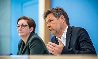 Robert Habeck (Bündnis 90/Die Grünen), Bundesminister für Wirtschaft und Klimaschutz, nimmt neben Klara Geywitz (SPD), Bundesministerin für Bau und Wohnen, an der Pressekonferenz zum Gebäudeenergiegesetz teil. - dpa Robert Habeck (Bündnis 90/Die Grünen), Bundesminister für Wirtschaft und Klimaschutz, nimmt neben Klara Geywitz (SPD), Bundesministerin für Bau und Wohnen, an der Pressekonferenz zum Gebäudeenergiegesetz teil. - dpa