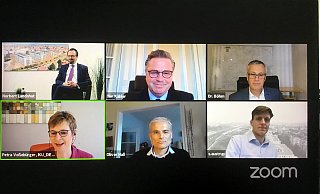 (Im Uhrzeigersinn von oben links) der Geschäftsführer der Stadtentwicklungsgesellschaft Norbert Landshut, Bürgermeister Tim Kähler, Baubeigeordneter Peter Maria Böhm, Stephan Austrup von der Interboden GmbH, Professor Oliver Hall und Moderatorin Petra Voßebürger. - Corina Lass (Im Uhrzeigersinn von oben links) der Geschäftsführer der Stadtentwicklungsgesellschaft Norbert Landshut, Bürgermeister Tim Kähler, Baubeigeordneter Peter Maria Böhm, Stephan Austrup von der Interboden GmbH, Professor Oliver Hall und Moderatorin Petra Voßebürger. - Corina Lass