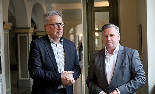 Bürgermeister Tim Kähler (r.) und der Geschäftsführer der Kultur GmbH, Christian Kötter-Lixfeld, sind tief enttäuscht von der Entwicklung rund um das OWL-Forum als Haus der Kultur für Herford. - Frank-Michael Kiel-Steinkamp Bürgermeister Tim Kähler (r.) und der Geschäftsführer der Kultur GmbH, Christian Kötter-Lixfeld, sind tief enttäuscht von der Entwicklung rund um das OWL-Forum als Haus der Kultur für Herford. - Frank-Michael Kiel-Steinkamp