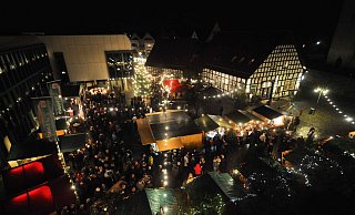 Der Weihnachtsmarkt auf dem Rathausplatz wird von Ehrenamtlichen organisiert und gehört für viele Bünder zu den Höhepunkten des Bünder Festjahres. - Thomas Klüter Der Weihnachtsmarkt auf dem Rathausplatz wird von Ehrenamtlichen organisiert und gehört für viele Bünder zu den Höhepunkten des Bünder Festjahres. - Thomas Klüter