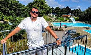Felix Huttel ist der Betriebsleiter im Freibad Gadderbaum. Für ihn ist das beliebte Bad sein absoluter Wunscharbeitsplatz. - Eike J. Horstmann Felix Huttel ist der Betriebsleiter im Freibad Gadderbaum. Für ihn ist das beliebte Bad sein absoluter Wunscharbeitsplatz. - Eike J. Horstmann