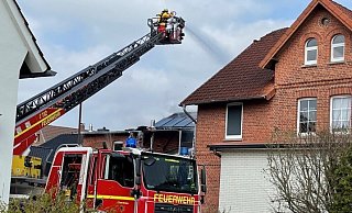 Die Feuerwehr ist aktuell mit einem Großaufgebot in Dankersen im Einsatz und löscht den Brand in der Mainstraße. - Nina Könemann Die Feuerwehr ist aktuell mit einem Großaufgebot in Dankersen im Einsatz und löscht den Brand in der Mainstraße. - Nina Könemann