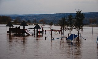 Nur noch die Spitzen der Klettergerüste ragen in am Freizeitgelände Godelheim aus dem Wasser heraus. 85,7 Liter Regen kamen pro Quadratmeter innerhalb nur weniger Stunden herunter – zu viel für die Weser. - Archiv: Thomas Kube Nur noch die Spitzen der Klettergerüste ragen in am Freizeitgelände Godelheim aus dem Wasser heraus. 85,7 Liter Regen kamen pro Quadratmeter innerhalb nur weniger Stunden herunter – zu viel für die Weser. - Archiv: Thomas Kube