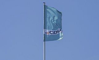 Eine CDU-Fahne auf dem Konrad-Adenauer-Haus in Berlin. - picture alliance / Schoening Eine CDU-Fahne auf dem Konrad-Adenauer-Haus in Berlin. - picture alliance / Schoening