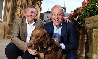 Oberbürgermeister Pit Clausen (SPD) mit seinem Mann Thomas Sopp und Hund Scotty auf dem Rathausbalkon: 2025 möchte Clausen nicht erneut kandidieren. - Barbara Franke Oberbürgermeister Pit Clausen (SPD) mit seinem Mann Thomas Sopp und Hund Scotty auf dem Rathausbalkon: 2025 möchte Clausen nicht erneut kandidieren. - Barbara Franke