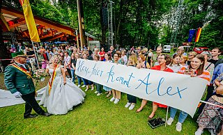 Das neue Paderborner Königspaar Sascha Koch und Alexandra Röver wird bei der abendlichen Parade begeistert empfangen. - Besim Mazhiqi Das neue Paderborner Königspaar Sascha Koch und Alexandra Röver wird bei der abendlichen Parade begeistert empfangen. - Besim Mazhiqi
