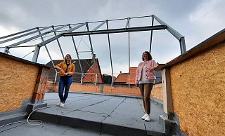 Anna-Lena Helmes (links) und Annika Rosche auf der baldigen Dachterrasse des Nieheimer Jugendtreffs auf dem Anbau des Richterhauses. - Madita Schellenberg Anna-Lena Helmes (links) und Annika Rosche auf der baldigen Dachterrasse des Nieheimer Jugendtreffs auf dem Anbau des Richterhauses. - Madita Schellenberg