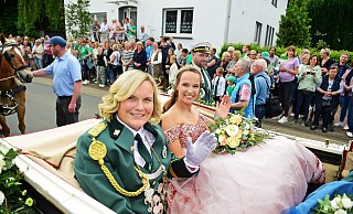 Königin Luisa Wiechers hat sich ganz klassisch für die Schützenuniform entschieden, während ihre Partnerin und Prinzessin Kerstin Milchberger ein Königinnenkleid trägt. - Nicole Ellerbrake Königin Luisa Wiechers hat sich ganz klassisch für die Schützenuniform entschieden, während ihre Partnerin und Prinzessin Kerstin Milchberger ein Königinnenkleid trägt. - Nicole Ellerbrake