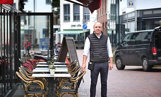 Betreibt seit 2014 das "Pastis" an der Eickhoffstraße: Blerim Sadiku draußen vor seinem Lokal. Vor ein paar Wochen sah er sich aufgrund eines Briefes der Stadt gezwungen, einige Tische zu entfernen. - Andreas Frücht Betreibt seit 2014 das "Pastis" an der Eickhoffstraße: Blerim Sadiku draußen vor seinem Lokal. Vor ein paar Wochen sah er sich aufgrund eines Briefes der Stadt gezwungen, einige Tische zu entfernen. - Andreas Frücht