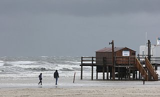Windböen des Sturmtiefs "Poly" fegen über den Strand von St. Peter Ording, der zum Teil unter Wasser steht. - Bodo Marks Windböen des Sturmtiefs "Poly" fegen über den Strand von St. Peter Ording, der zum Teil unter Wasser steht. - Bodo Marks