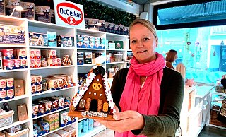 Andrea Stieg im neuen Dr-Oetker-Shop mit einem fertigen Knusperhäuschen. - Eike J. Horstmann Andrea Stieg im neuen Dr-Oetker-Shop mit einem fertigen Knusperhäuschen. - Eike J. Horstmann