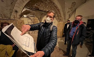 Ulrich Wibbeke (stellvertretender Leiter des Gebäudemanagement Paderborn) erläutert die Pläne mit einem Grundriss der mehrere hundert Jahre alten Gewölbe unter dem Rathaus. - Hans-Hermann Igges Ulrich Wibbeke (stellvertretender Leiter des Gebäudemanagement Paderborn) erläutert die Pläne mit einem Grundriss der mehrere hundert Jahre alten Gewölbe unter dem Rathaus. - Hans-Hermann Igges