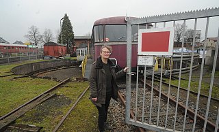 Christina Schwarze ist Vorsitzende der Museumseisenbahn Rahden-Uchte. Wegen des nun entdeckten Gleisschadens kann der rote Schienenbus noch immer nicht von Rahden aus gen Lavelsloh fahren. - Joern Spreen-Ledebur Christina Schwarze ist Vorsitzende der Museumseisenbahn Rahden-Uchte. Wegen des nun entdeckten Gleisschadens kann der rote Schienenbus noch immer nicht von Rahden aus gen Lavelsloh fahren. - Joern Spreen-Ledebur