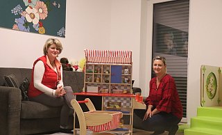 Tatjana Kling (links) und Olga Penner haben die Großtagespflege in Spradow gegründet. Zuvor haben beide in der Altenpflege gearbeitet. - Florian Finke Tatjana Kling (links) und Olga Penner haben die Großtagespflege in Spradow gegründet. Zuvor haben beide in der Altenpflege gearbeitet. - Florian Finke