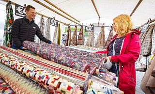 Meterweise schöne Stoffe – die Auswahl fällt Sylvia Adrian Teichert am Stand von Twan Gerrits nicht leicht. - Mike-Dennis Müller / www.mdm.photo Meterweise schöne Stoffe – die Auswahl fällt Sylvia Adrian Teichert am Stand von Twan Gerrits nicht leicht. - Mike-Dennis Müller / www.mdm.photo