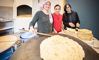Knusprige Fladen aus Yufka-Teig: Yurda Gül Korkmaz, Gönül Yildirim und Gülbahar Gündüz von den Stadtteilmüttern Sieker haben das Backhaus zumindest teilweise eingeweiht. - Mike-Dennis Müller / www.mdm.photo Knusprige Fladen aus Yufka-Teig: Yurda Gül Korkmaz, Gönül Yildirim und Gülbahar Gündüz von den Stadtteilmüttern Sieker haben das Backhaus zumindest teilweise eingeweiht. - Mike-Dennis Müller / www.mdm.photo