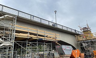 Der Pylon von unten: Das Bauteil wächst und wächst. - Ralf T. Mischer Der Pylon von unten: Das Bauteil wächst und wächst. - Ralf T. Mischer