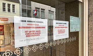 Das Bielefelder Karstadt-Haus schloss um 14 Uhr wegen einer Betriebsversammlung. - Michael Schläger Das Bielefelder Karstadt-Haus schloss um 14 Uhr wegen einer Betriebsversammlung. - Michael Schläger
