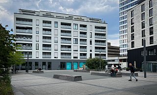 Der Neumarkt liegt etwas versteckt. Umgestaltet ist er - aber die Fläche in der Mitte ist nur asphaltiert. Hier waren mal Spielgeräte oder Grün geplant. - Mike-Dennis Müller Der Neumarkt liegt etwas versteckt. Umgestaltet ist er - aber die Fläche in der Mitte ist nur asphaltiert. Hier waren mal Spielgeräte oder Grün geplant. - Mike-Dennis Müller